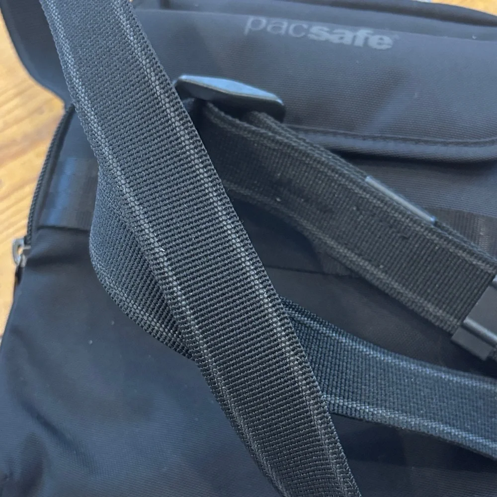 Pacsafe Black Secure‎ Messenger Bag